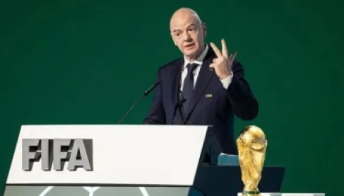 رئيس الفيفا يعتذر عن خطط بيع كأس العالم