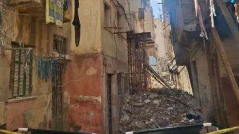 عقار مائل في مصر يثير الذعر والسلطات تأمر بهدمه