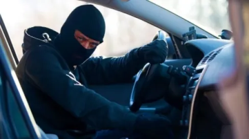 سرق مركبة أثناء صلاة الجمعة.. والقضاء الاردني يحسم مصيره