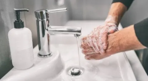 الماء الساخن أم البارد؟.. مفاجأة علمية بشأن غسل اليدين