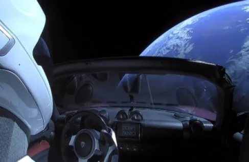 ماسك: سيارة Roadster تنفذ الحركات البهلوانية الخطيرة بإيعاز من صوت صاحبها