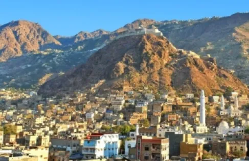 فايننشال تايمز: الحوثيون يحاصرون ثالث أكبر مدينة في اليمن ويقطعون معظم طرق الإمدادات