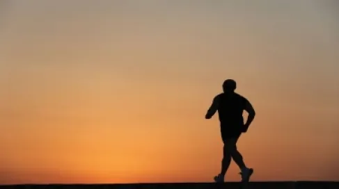 ألم وتيبس وطقطقة.. علامات تحذرك من الإفراط في المشي