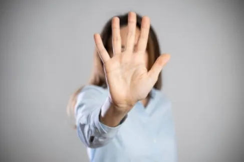 الأول لمس يدها وخصرها والثاني طلب مرافقتها لفندق .. حكم بحبس مديري كافيه في الأردن