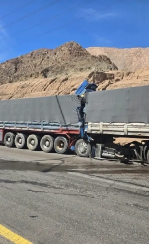 وفاة شخص إثر تصادم شاحنتين على الطريق الخلفي في العقبة