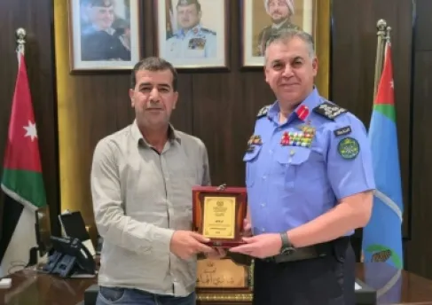 عثر على ذهب ومال وسلمهما للمركز.. الأمن يكرم المواطن العمايرة