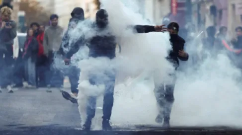 تجدُّد الاشتباكات بين الشرطة الفرنسية ومتظاهرين في باريس، وترمب يقول: 