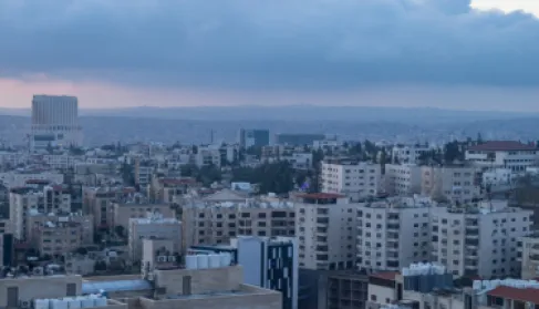 طقس لطيف اليوم وزخات مطرية محدودة الثلاثاء والأربعاء