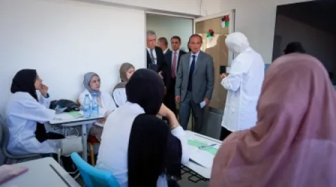 حسان يتفقَّد مواقع صحيَّة وتعليميَّة ومهنيَّة في لواء ماركا