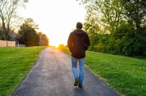 المشي اليومي والدماغ.. دراسة تكشف ارتباطاً بين الخطوات والأداء الإدراكي