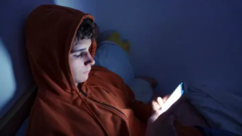هل تضع هاتفك بجوارك أثناء النوم؟.. 3 مخاطر صحية قد تفاجئك