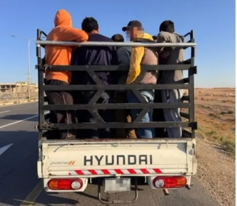 الدوريات الخارجية تضبط مركبة تنقل ركابًا داخل صندوقها الخلفي على طريق ضبعة