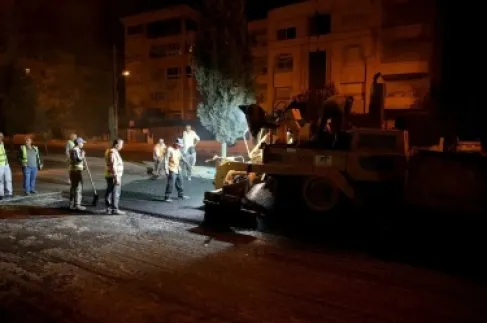 أعمال تعبيد ليلية وتحويلات مرورية في شارع الشريف الحسين