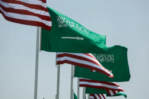 السفارة الأمريكية في السعودية تطلب من موظفيها وعائلاتهم مغادرة المملكة