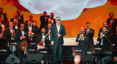 فضل شاكر (يتوتر) على المسرح.. وسر نظارته الشمسية