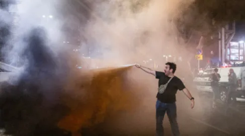 الآلاف يتظاهرون في تل أبيب ضد نتنياهو قبل أيام من الانتخابات