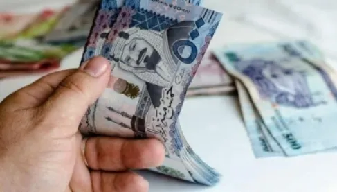 السعودية.. الملك سلمان يوجه بزيادة رواتب الموظفين والمتقاعدين 500 ريال شهريا