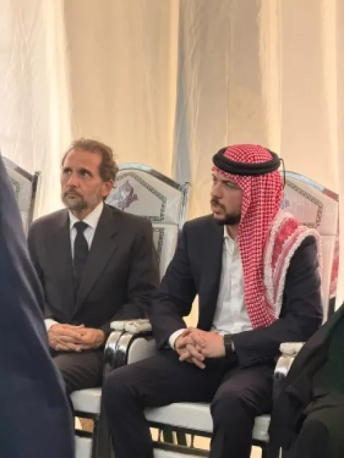 ولي العهد يقدم واجب العزاء بشهداء الوطن في بلدة حمود بالكرك - فيديو