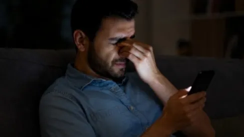 هل يسبب استخدام الهاتف الذكي العمى؟ إليك ما يقوله العلم