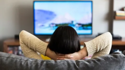 تخشى زيادة الوزن أثناء مشاهدة التلفاز؟.. 5 حيل للاستمتاع بالطعام دون حرمان