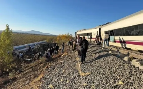 46 قتيلاً في تصادم قطارين فائقي السرعة بأسبانيا