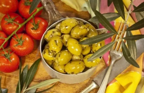 مواد في ثمار الطماطم والزيتون قد تساعد في محاربة السرطان