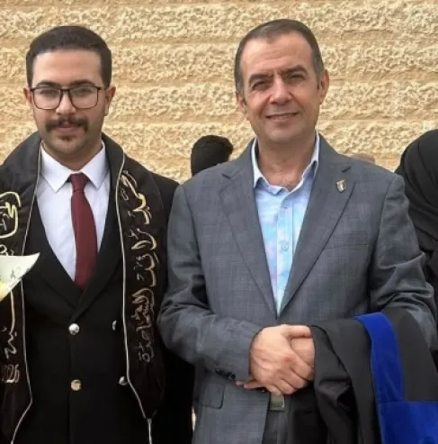 العمرو يهنىء  بتخرج محمد رائد الشحاحدة