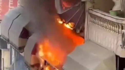 سيدة مصرية تواجه حريقًا بشجاعة من شرفة منزلها وتنقذ المبنى من كارثة - فيديو