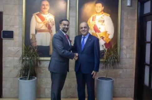 وزير السياحة والآثار يبحث تعزيز التعاون السياحي مع رئيس مجلس إدارة هيئة السياحة البريطانية