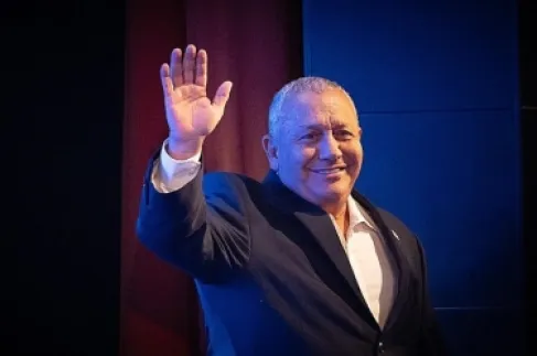 أيزنكوت يتحدى نتنياهو: لا تأجيل لتنصيب الكنيست وقوانين حاسمة على الطاولة