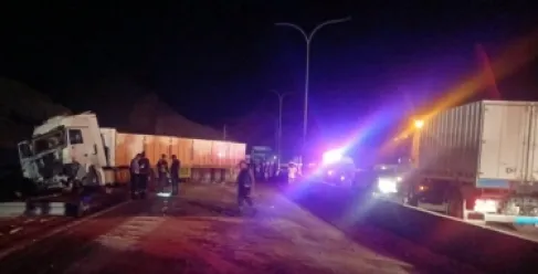 إغلاق السير باتجاه العقبة إثر تصادم شاحنتين عراقيتين على طريق الشاحنات الخلفي