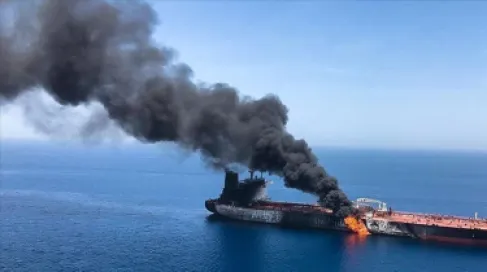 اشتعال النيران في سفينة قرب مضيق هرمز.. وبلاغ عن حادث قبالة سواحل عُمان