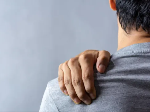 عضّت كتفه وضربته بمزهرية.. زوجة تدّعي الدفاع عن طفلها وزوجها يطالب بتعويض 833 ديناراً