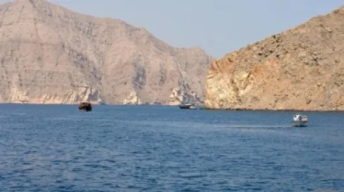 إصابة ناقلة نفط بمقذوف في مضيق هرمز
