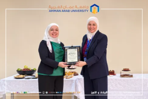 كلية الصيدلة في جامعة عمان العربية تكرّم العميد السابق الأستاذ الدكتورة رنا أبو حويج تقديراً لجهودها وإنجازاتها