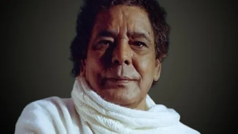 بعد أنباء عن وعكة صحية.. محمد منير بخير ويقضي إجازة مع أسرته