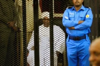 الرئيس السوداني السابق عمر حسن البشير داخل قفص الاتهام خلال جلسة الحكم بإدانته بتهم فساد في 2019