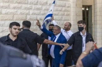 بن غفير يرفع العلم الإسرائيلي أمام المحكمة العليا في القدس