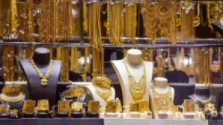 مصاغ ذهبي معروض في أحد محالّ بيع الذهب في عمّان