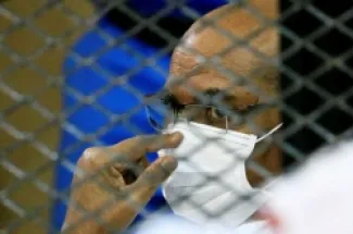 عمر البشير داخل قفص الاتهام خلال محاكمته