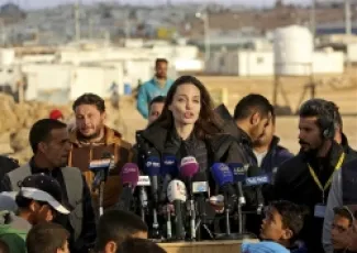 أنجلينا جولي في مخيم الزعتري للاجئين السوريين - ارشيف
