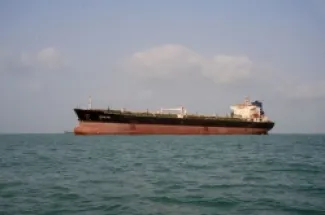 ناقلة منتجات نفطية راسية في مضيق هرمز