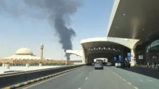 الدخان يتصاعد من منطقة تخزين الوقود في مطار الملك خالد الدولي بالرياض يوم 19 سبتمبر أيلول 2026 - أرشيف