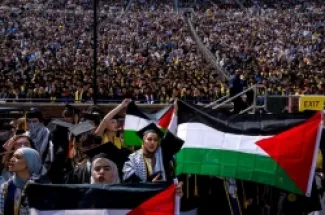 من تظاهرة مؤيدة للفلسطينيين خلال حفل تخرج بجامعة ميشيغان في ظل الحراك الطلابي والأكاديمي الداعم لغزة