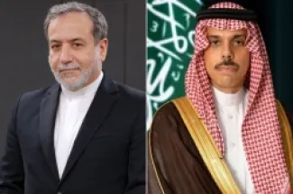 وزير الخارجية السعودية فيصل بن فرحان (يمين) ونظيره الإيراني عباس عراقجي