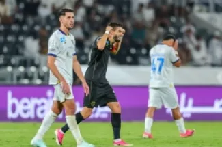 يانيك كاراسكو يحتفل بتسجيل الهدف الثالث للشباب في مرمى التعاون