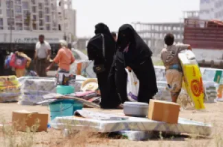 عائلات يمنية نازحة تتلقى مساعدات غذائية ومستلزمات إيواء في عدن.