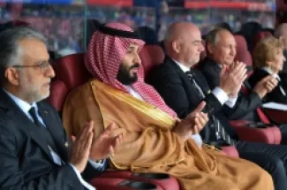 من اليسار .. الشيخ سلمان بن إبراهيم آل خليفة وولي العهد السعودي محمد بن سلمان ورئيس الفيفا