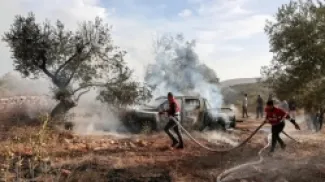 مستوطنون إسرائيليون متطرفون يعتدون على فلسطينيين أثناء قطفهم الزيتون ( ترمسعيا - الضفة الغربية)