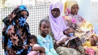 نساء وأطفالهن ينتظرون الحصول على الرعاية الطبية في المستشفى الإيطالي في بورتسودان